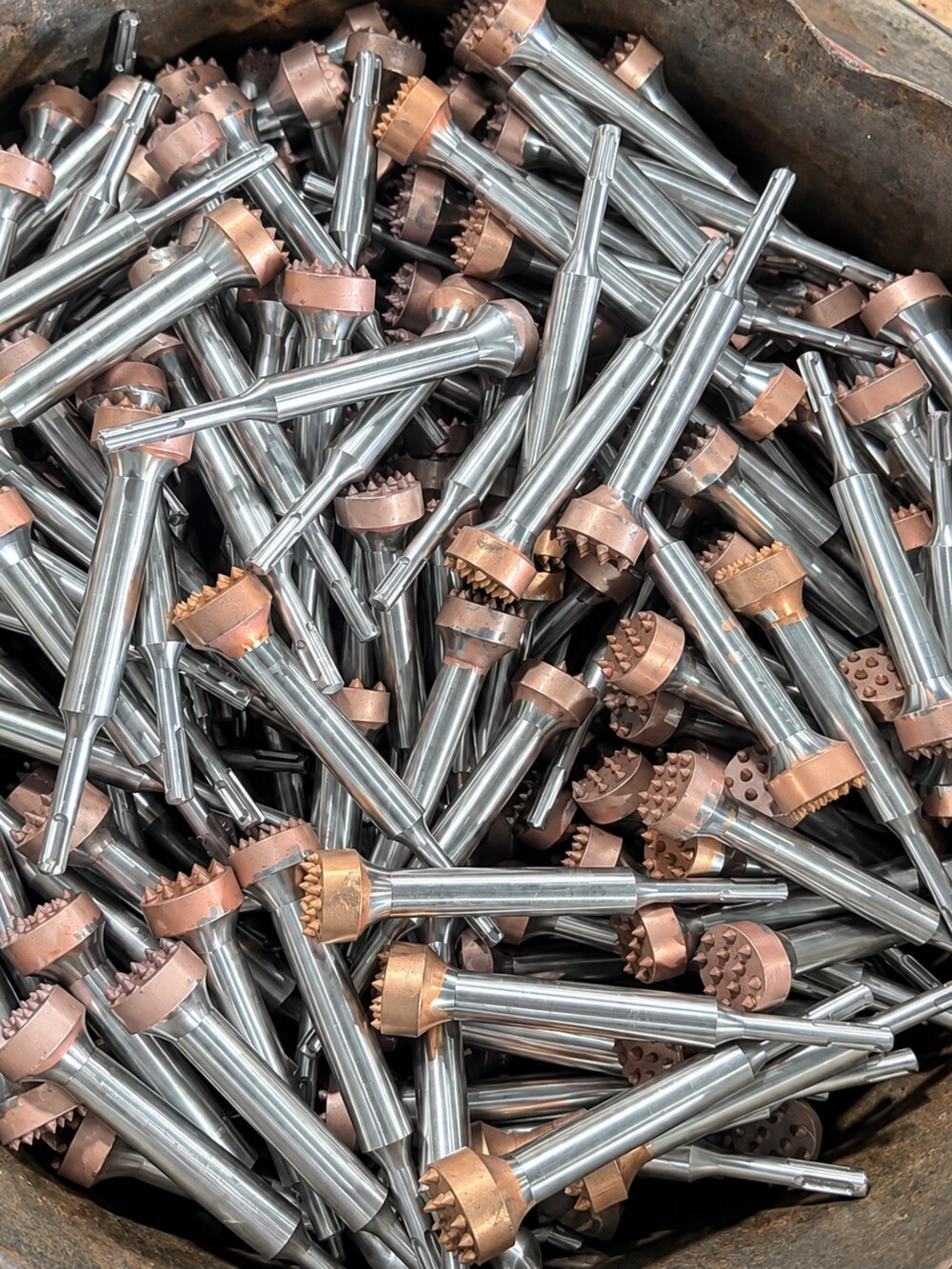 Eine fertige Charge Stockhammer-Köpfe, verpackt und versandbereit
