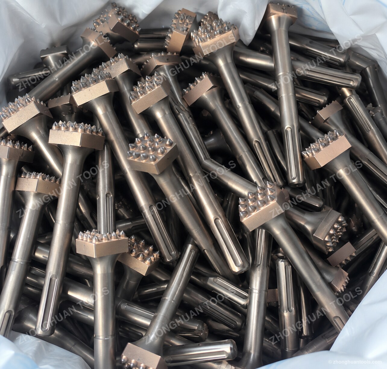 一批方形硬质合金钉齿夯头成品，批量生产实拍