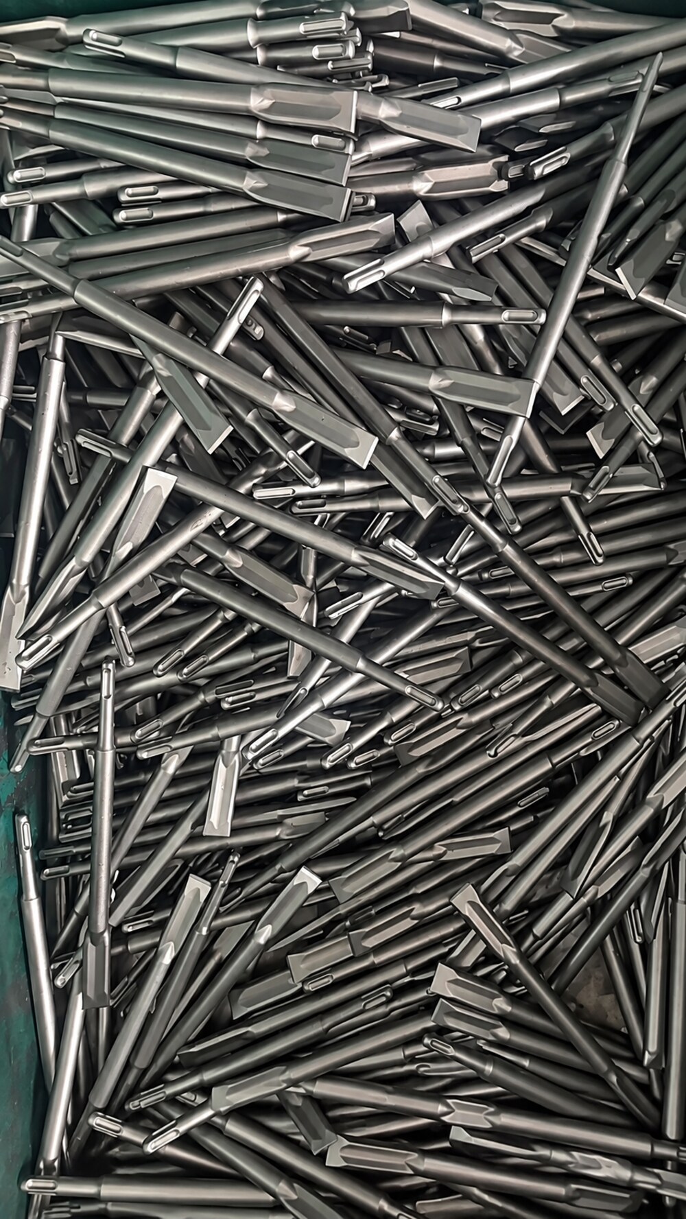 Eine fertige Charge geschmiedeter Flach- und Spitzmeißel