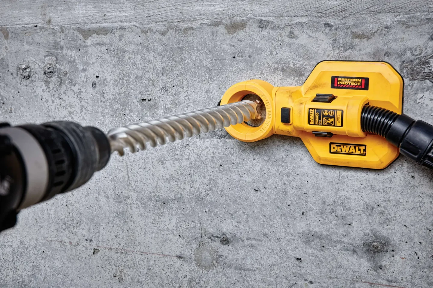 DEWALT 钻头通过外置集尘附件进入混凝土墙面