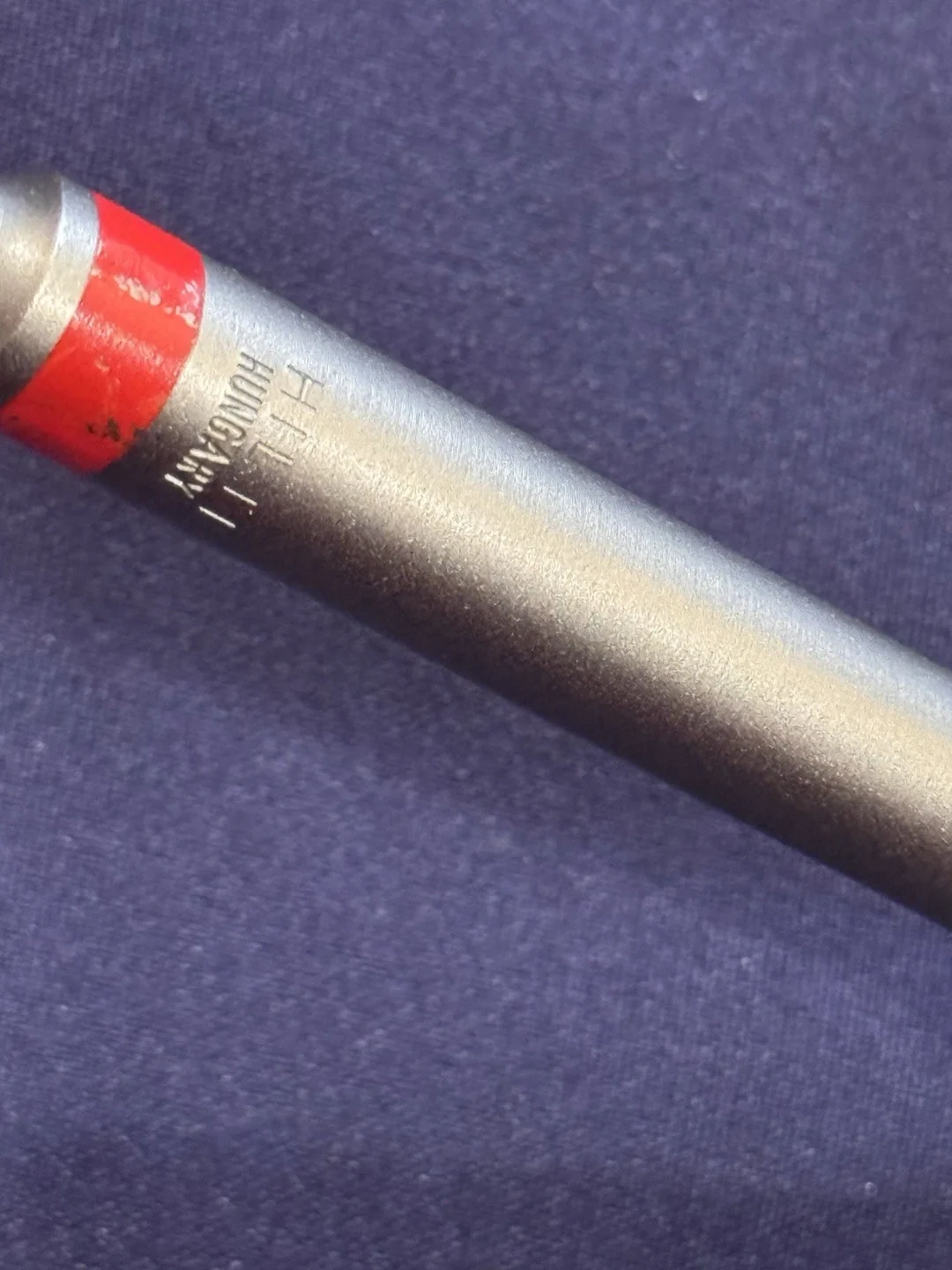 Körper- und Halsdetail neben dem roten Kennzeichnungsring.