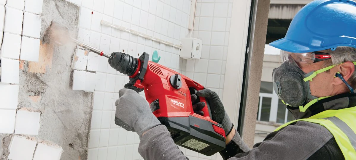 Wandrenovierung mit Bohrhammer für kontrollierten Oberflächenabtrag.