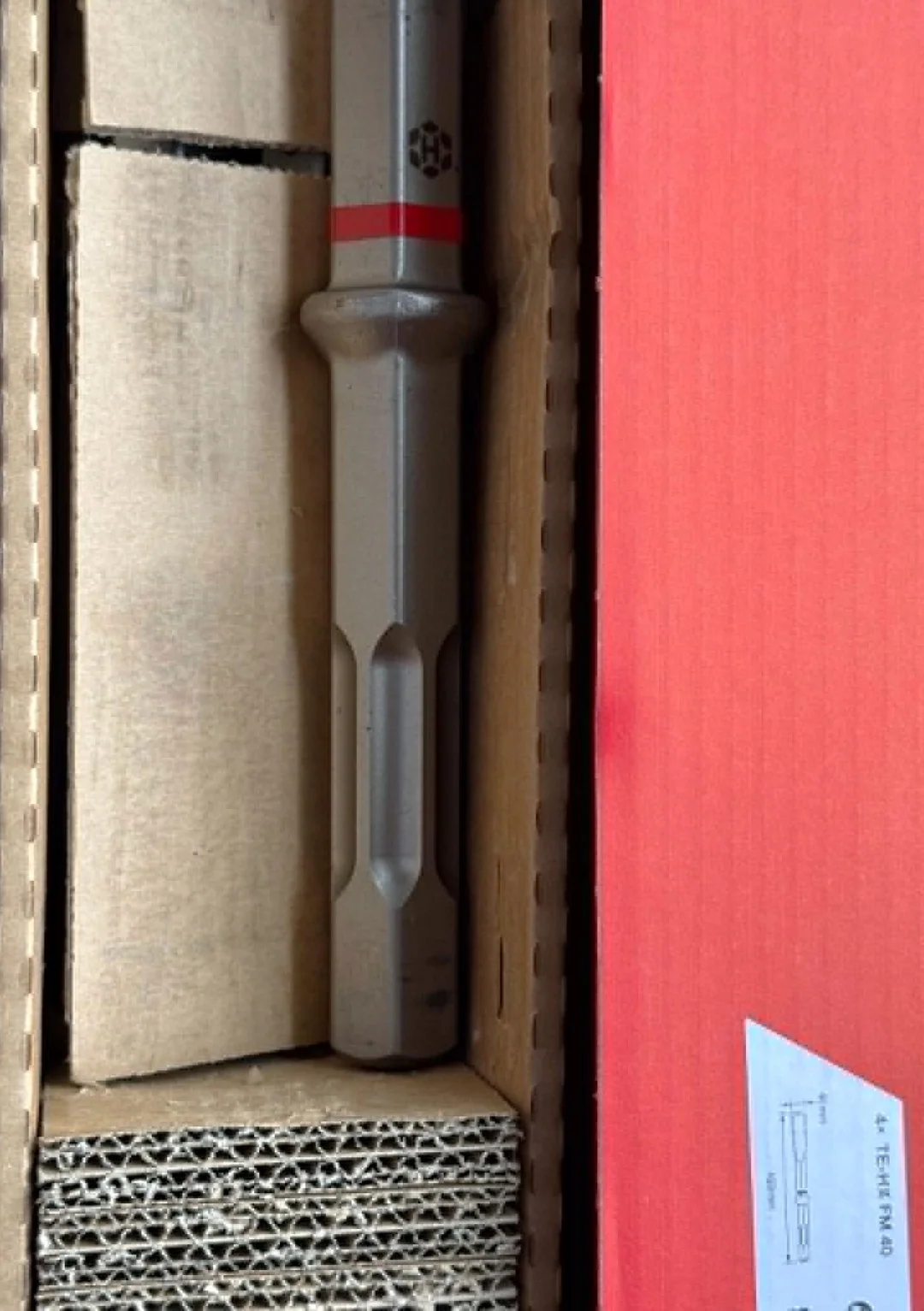Emmanchement et collerette du Hilti TE-HX FM 40 calés dans un emballage en carton
