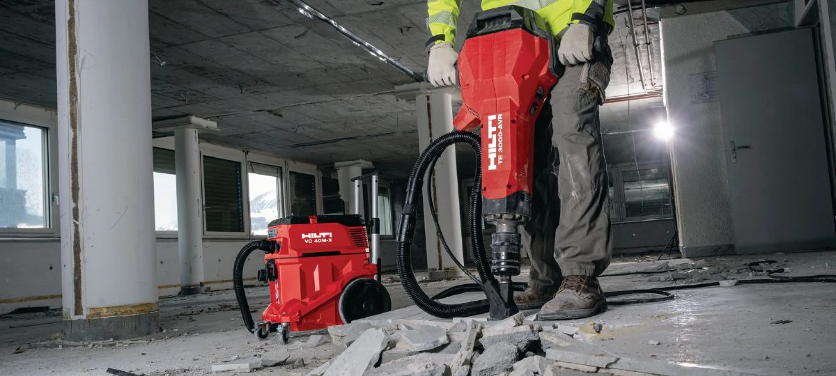 Maschinenanwendung: TE 3000-AVR beim Innenabbruch eines Betonbodens mit Absaugvorrichtung und Sauger.