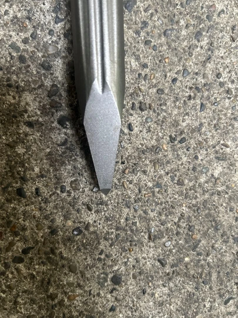 Nahaufnahme der BP-36-Spitze mit zusammenlaufenden Flächen und Längsvertiefungen.