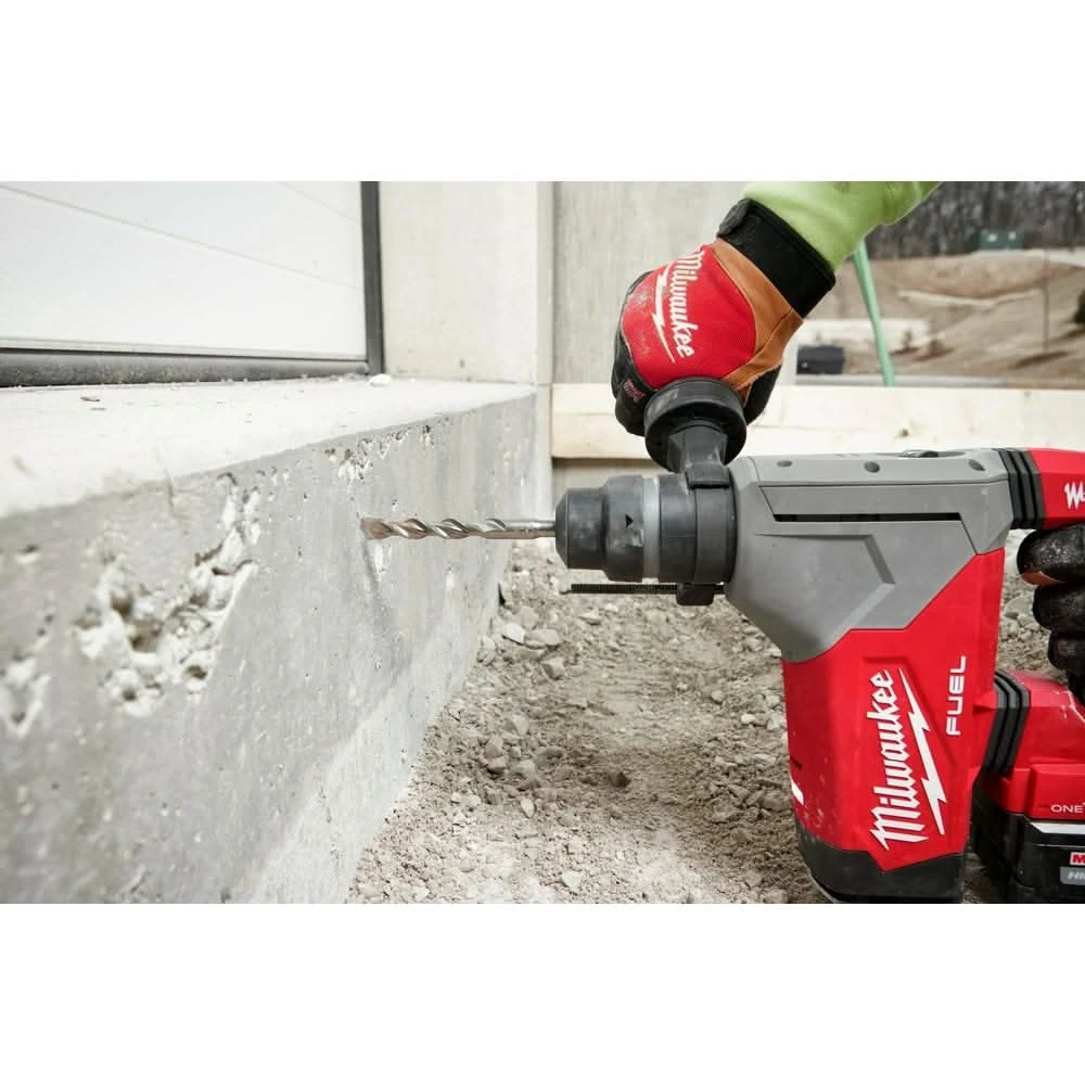 Perforateur Milwaukee avec foret à deux taillants de type M/2 perçant une rive en béton