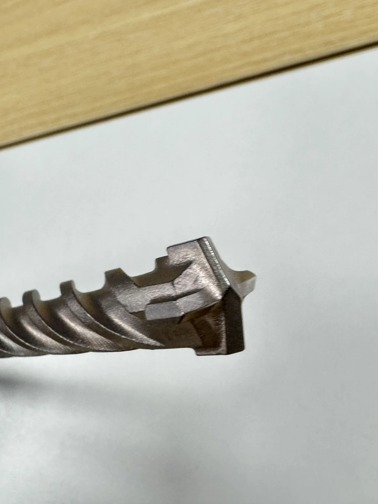 Zhonghuan — 5X-Kreuzkopf mit vier Schneiden: Seitenansicht der Hartmetalleinsätze und des Übergangs zur Spirale.