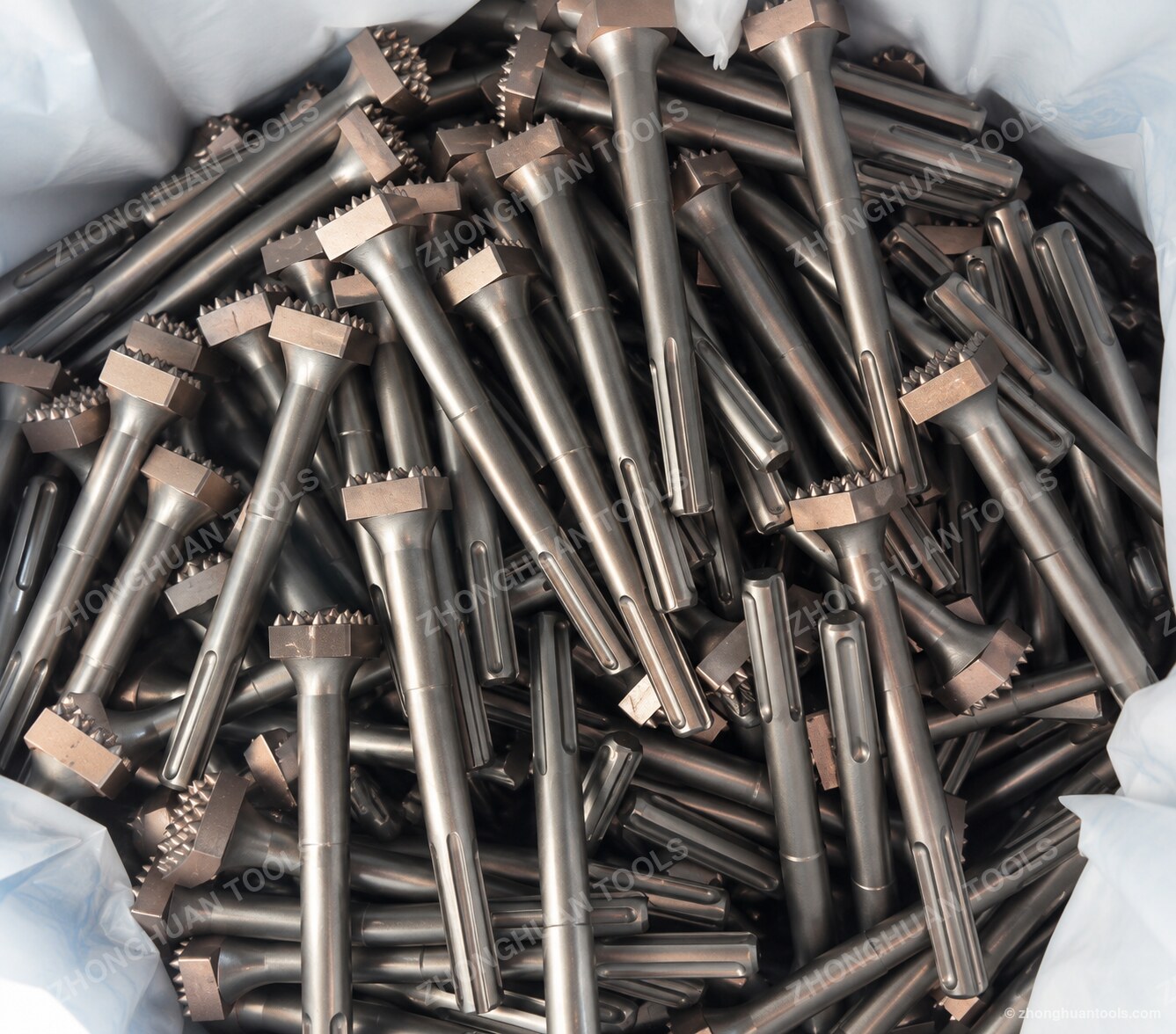 Ein Schüttgutbehälter aus der Produktion mit fertigen Vierkant-Hartmetallstift-Stockbohrern im Zhonghuan-Werk