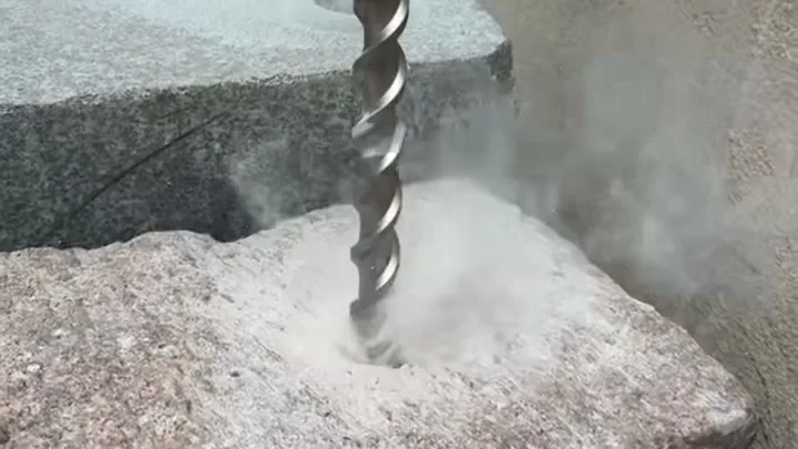 Zhonghuan SDS-Max 28 mm 2-Cutter I7 Drill Bit beim Bohren in Rosa Naturstein mit granitähnlicher Optik
