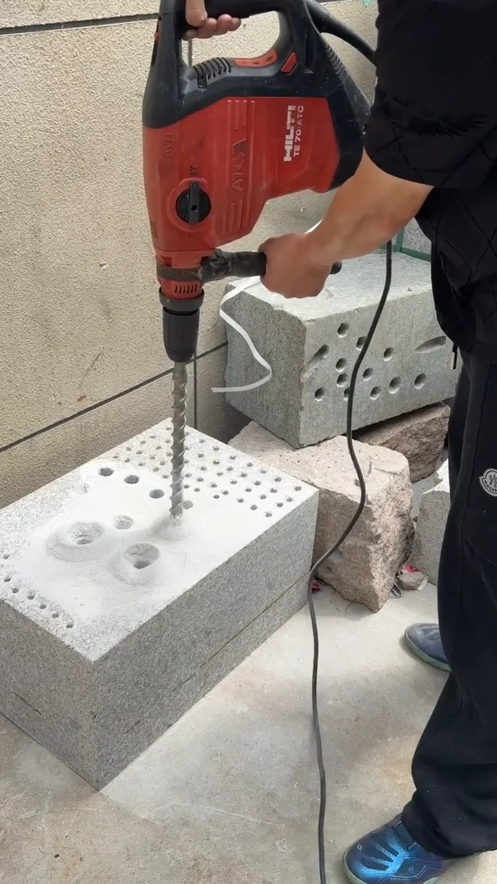 Zhonghuan ZHMAX-7 SDS-Max 28 × 570 mm Drill Bit beim Bohren in Grauer Granit